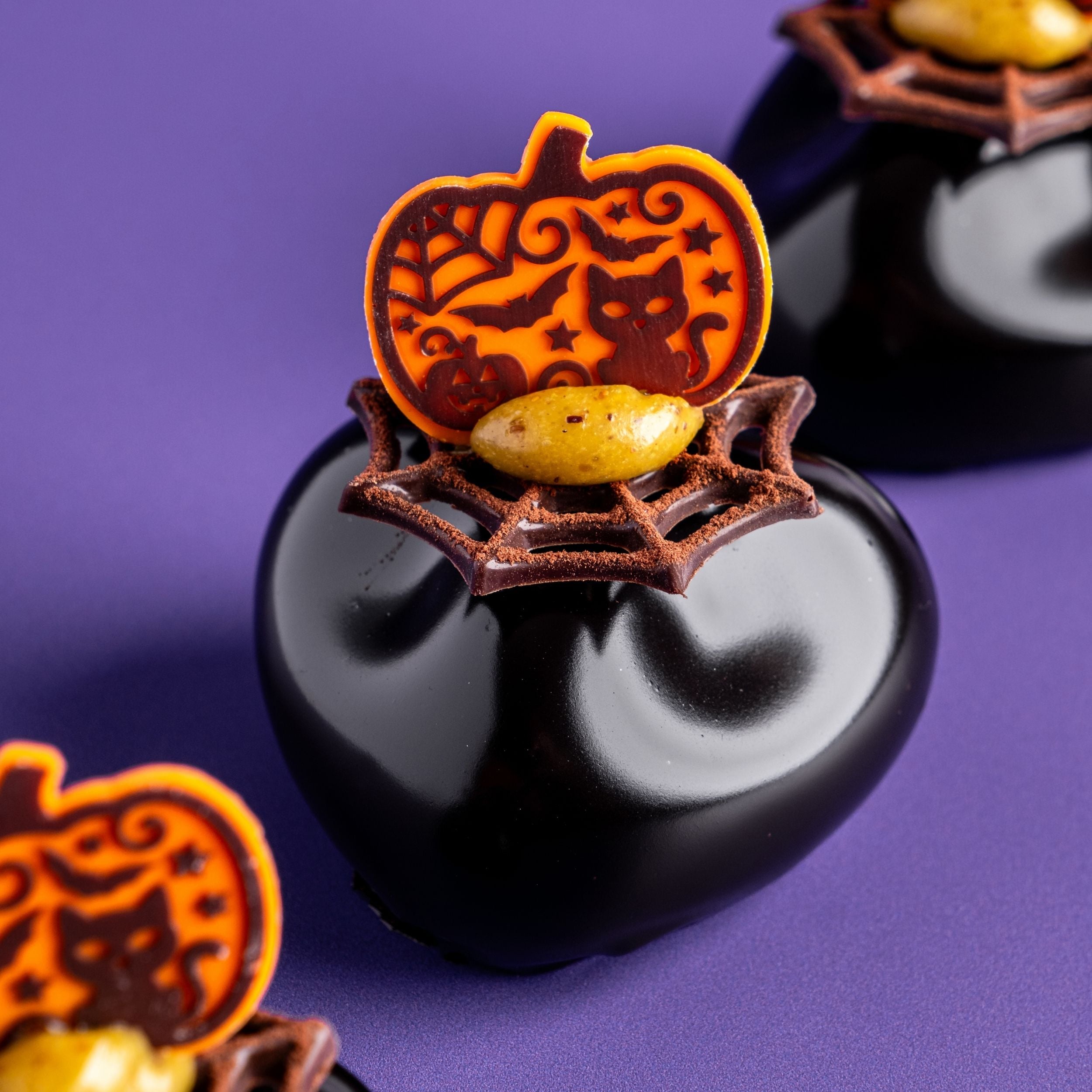 Mono halloween con decorazioni in cioccolato ragnatela e zucca con gatto